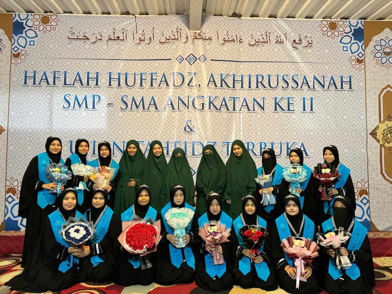 Wisudawati Pegang Bunga