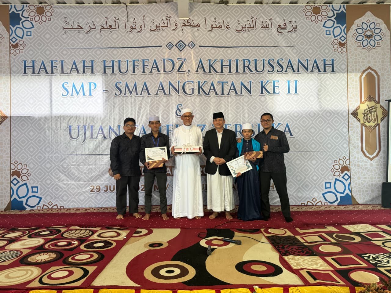 Wisudawan dan Pengabdian Terbaik